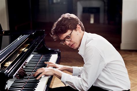 lucas debargue pianiste.
